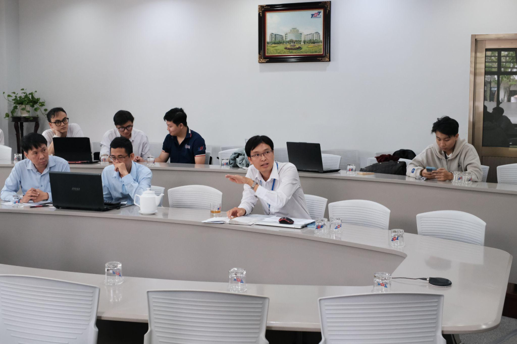 A moment where the judging panel engaged in discussions, provided detailed feedback and evaluations to the teams, offering practical professional guidance.