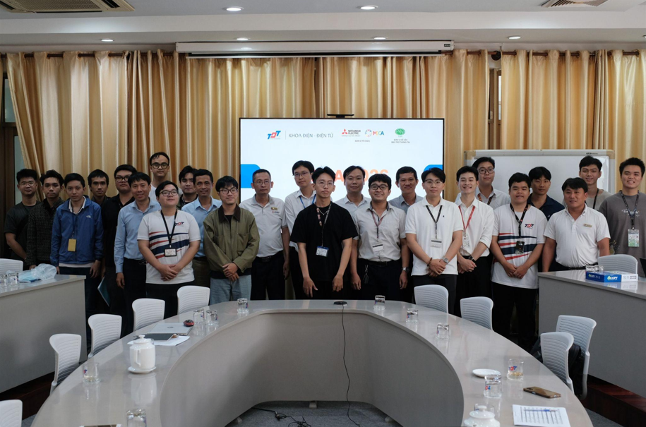 A memorable photo of the judging panel experts together with the contestants, highlighting the strong collaboration between industry and students in their professional development journey.